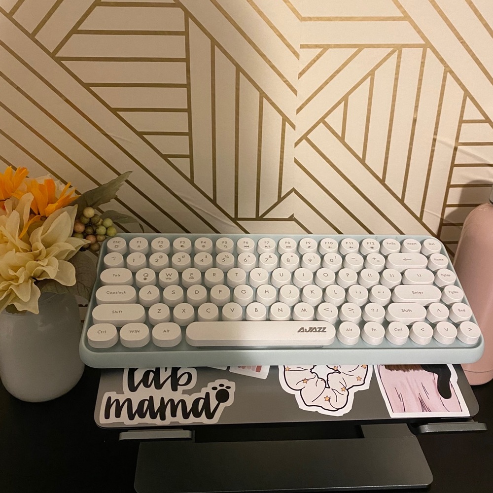 Wireless type writer keyboard